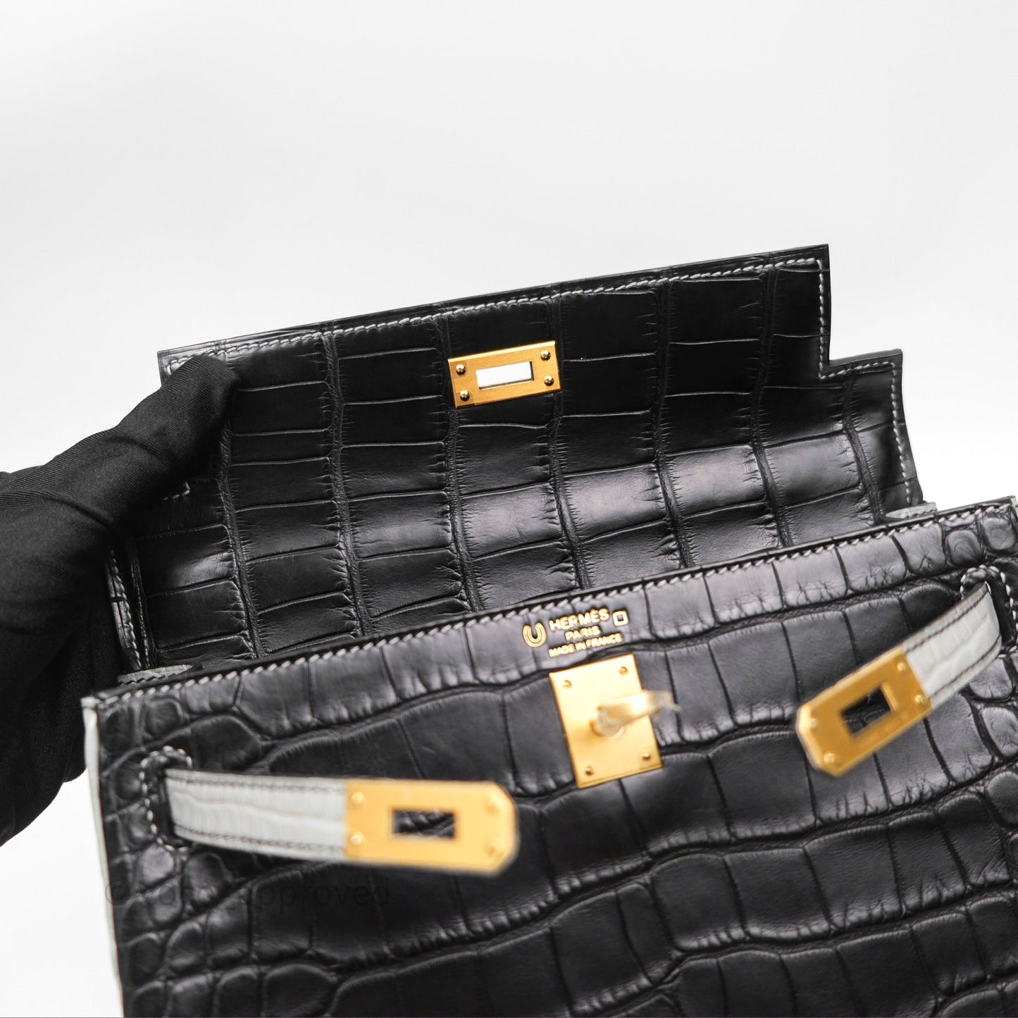 Hermès Retourne Kelly 25 Alligator Perso Noir 89 / Gris Mouette 4Z Brushed Gold Hardware
