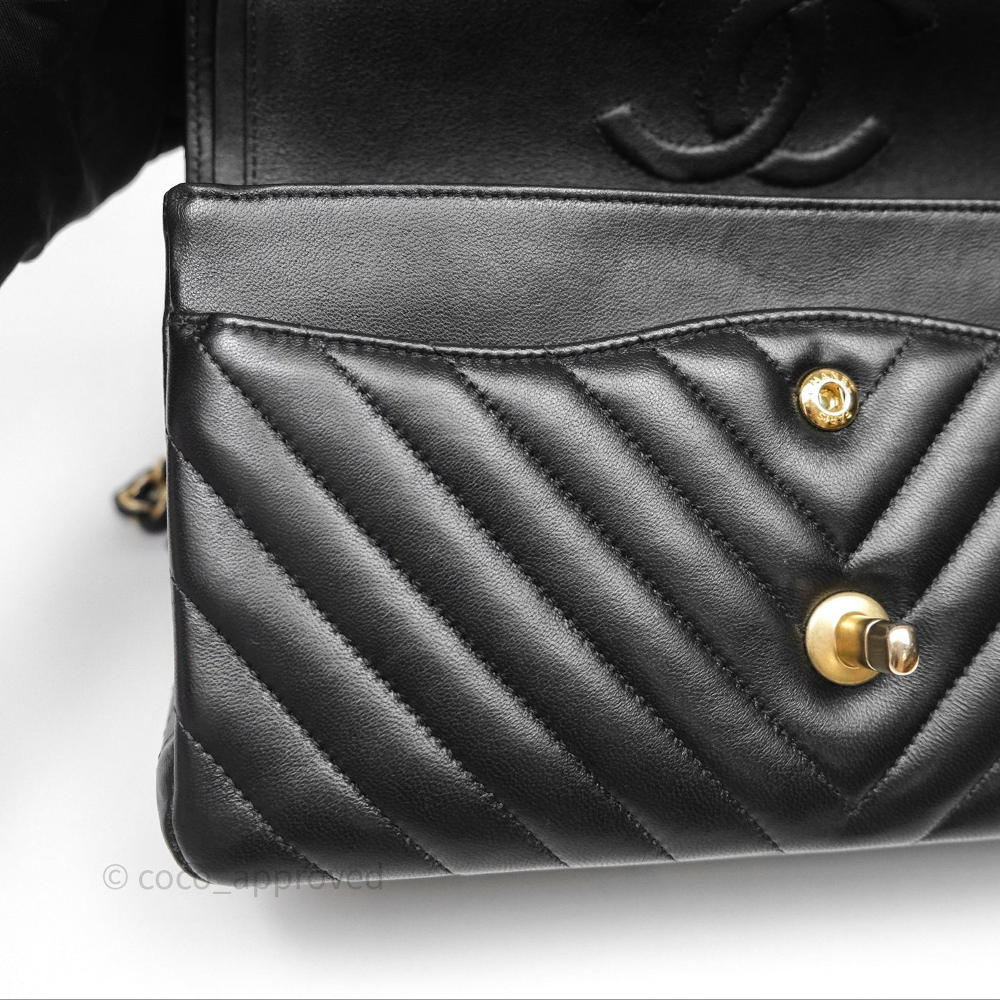 Chanel Classic M/L Medium Flap Chevron Black Lambskin Aged Gold Hardware
