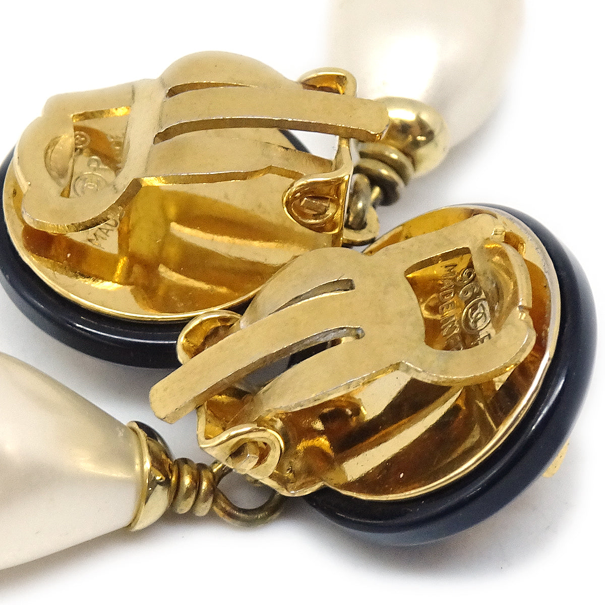 Luxury Chanel 1996 Spring Teardrop Pearl CC Dangle Earrings