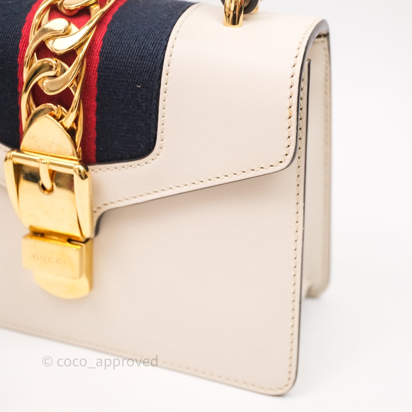 Gucci Mini Sylvie Top Handle White Calfskin Shoulder Bag⁣ ⁣⁣⁣⁣⁣⁣⁣⁣⁣⁣⁣⁣⁣⁣⁣⁣With Strap