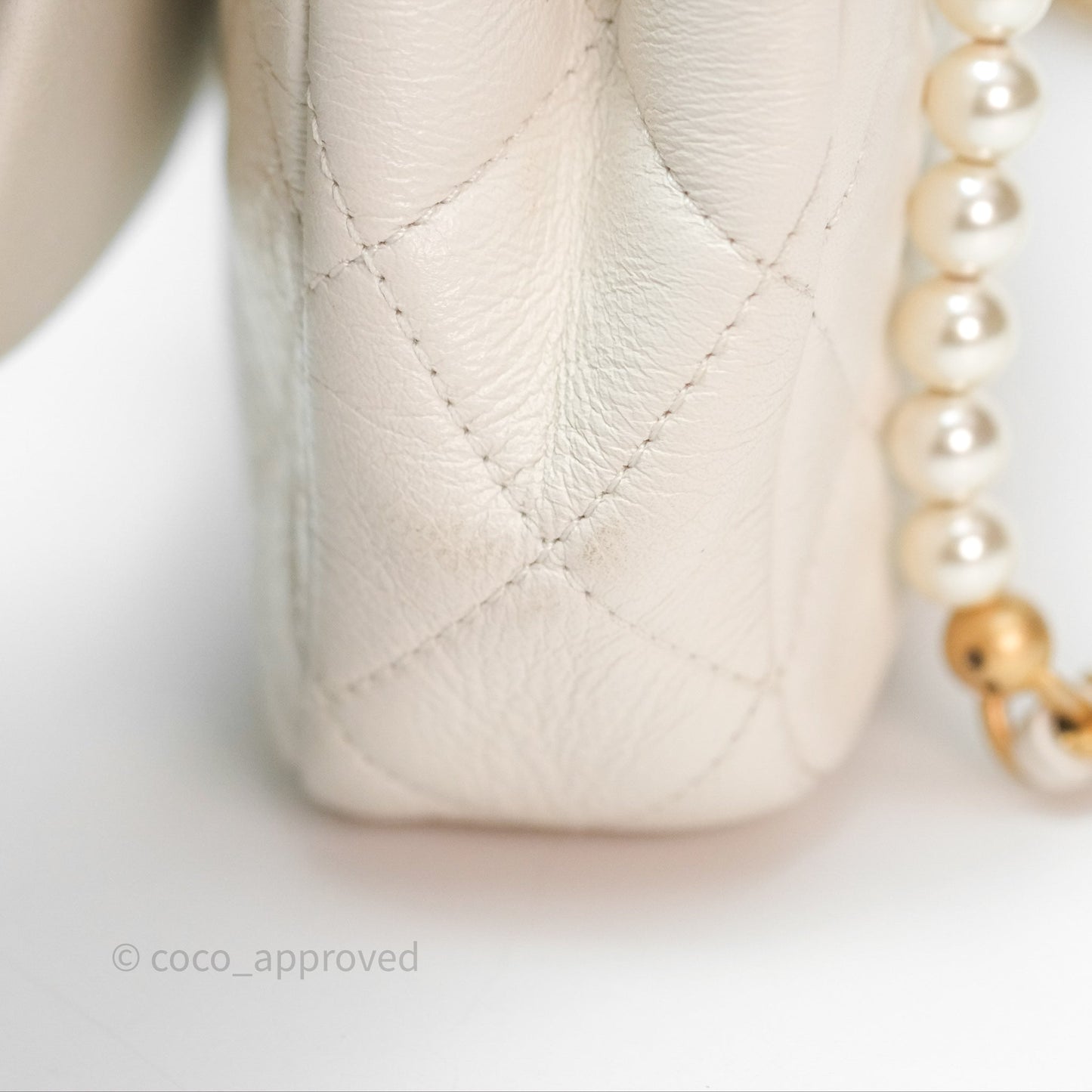 Chanel Quilted Pearl Flap Bag White Shiny Crumpled Calfskin Aged Gold Hardware 22C