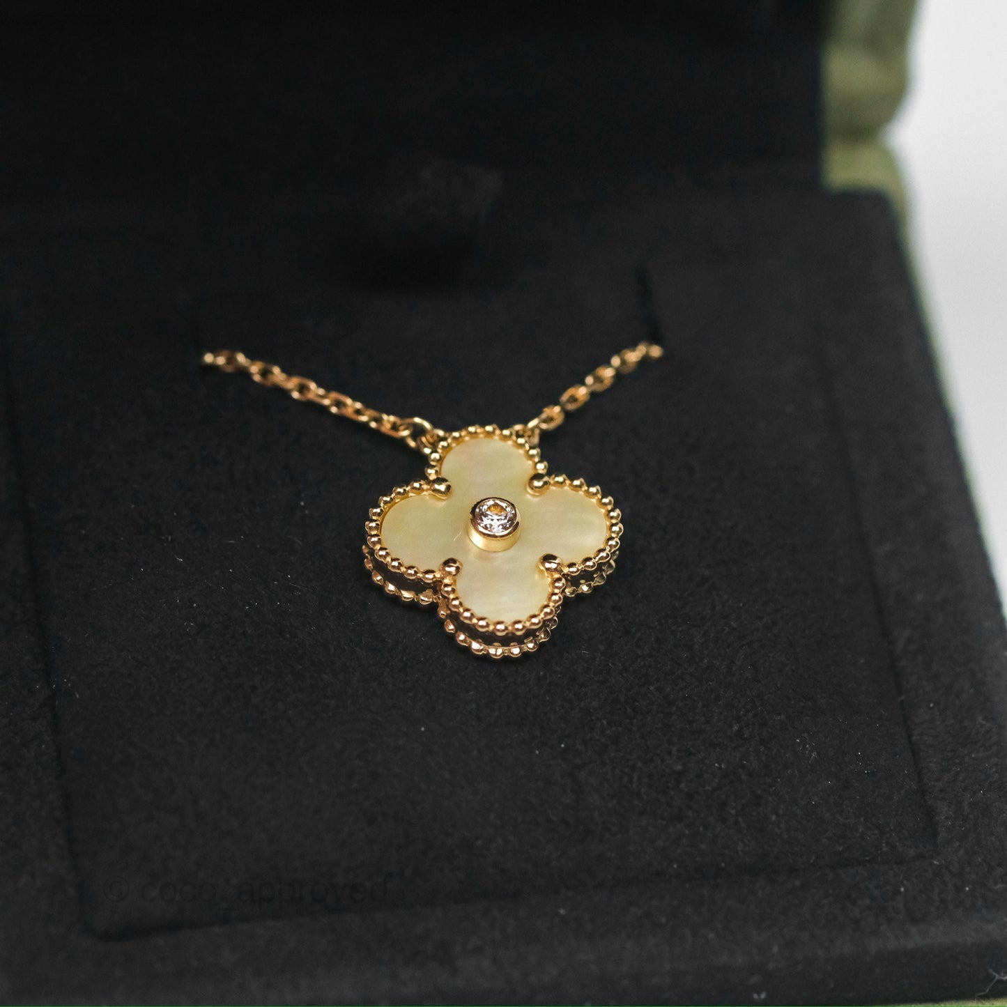 Van Cleef & Arpels Vintage Alhambra Pendant Gold Mother-of-pearl Necklace Yellow Gold