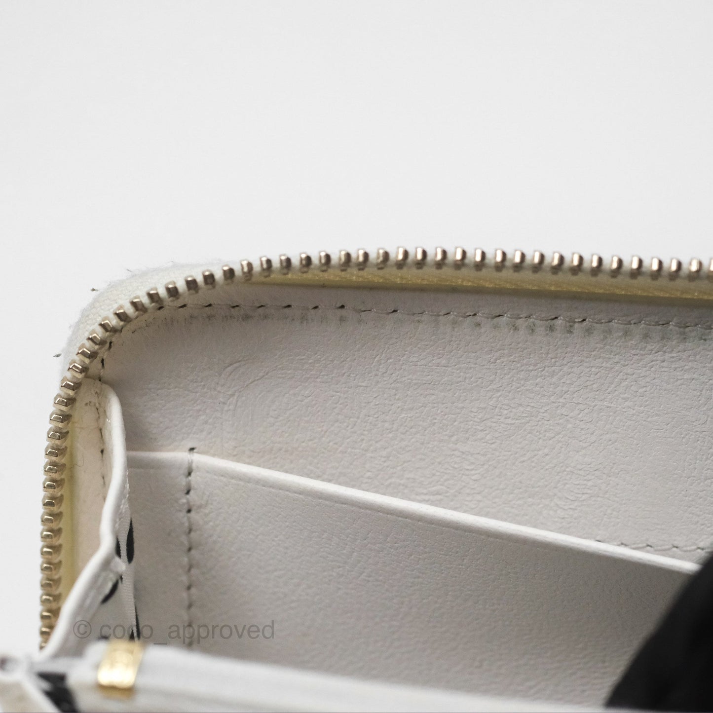 Chanel Pearl CC Zipped Coin Purse White Lambskin Gold Hardware