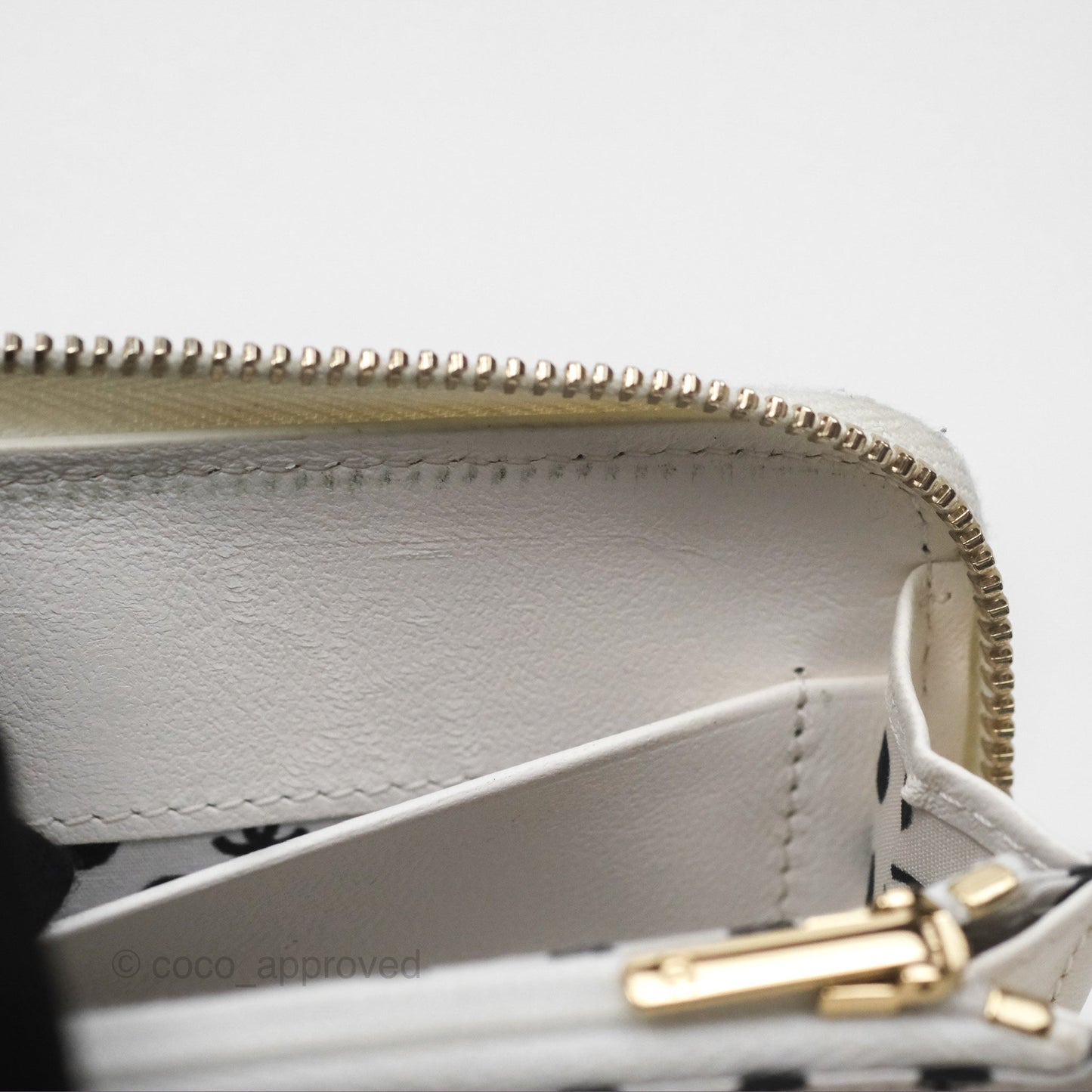 Chanel Pearl CC Zipped Coin Purse White Lambskin Gold Hardware