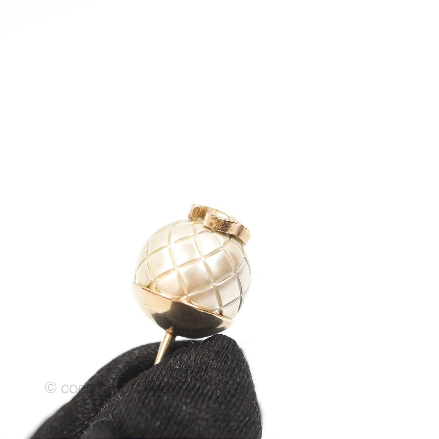 Chanel CC Round Earrings Gold Tone 16P