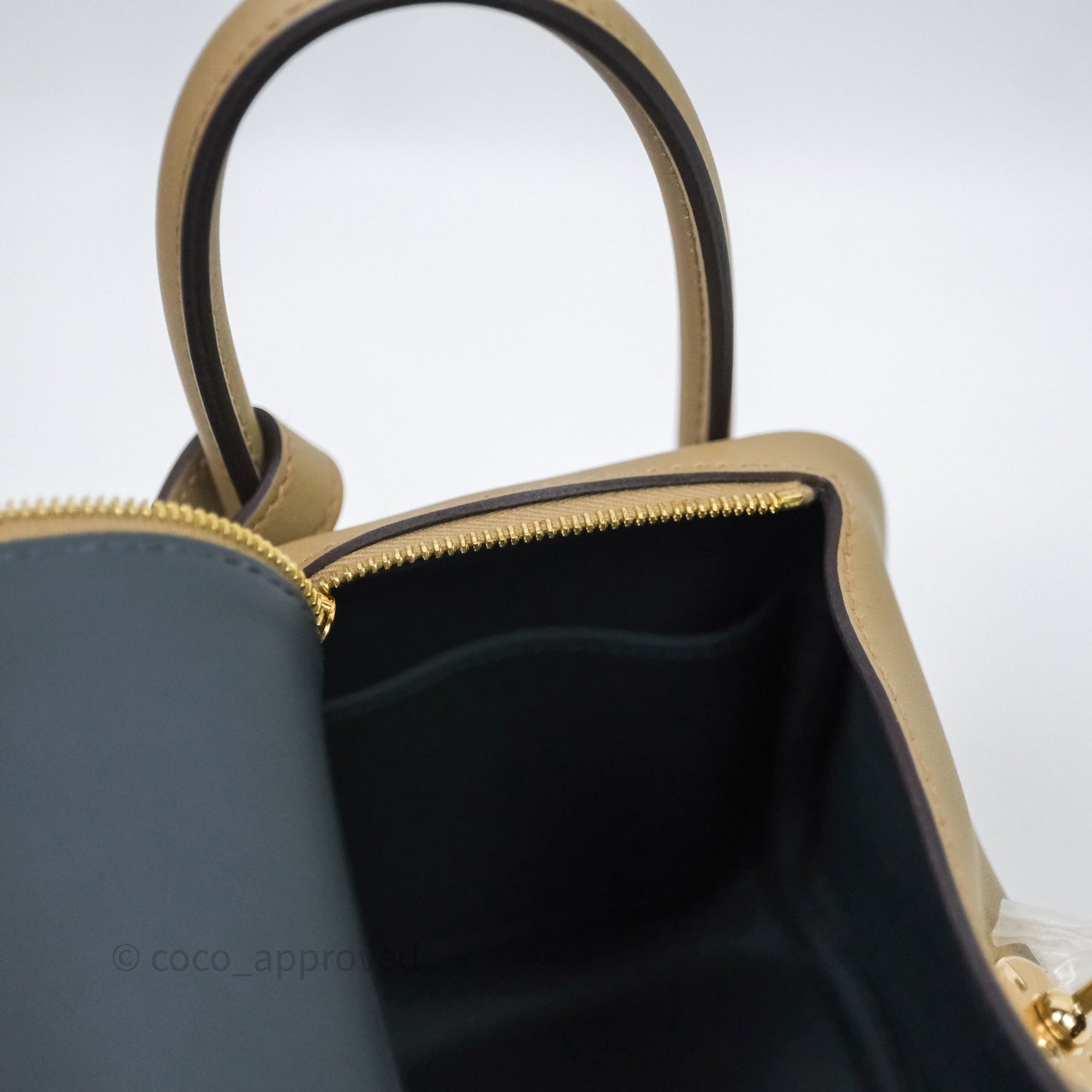 Hermès Mini Lindy II Swift Beige Marfa 8Q/Gris Misty H0 Gold Hardware