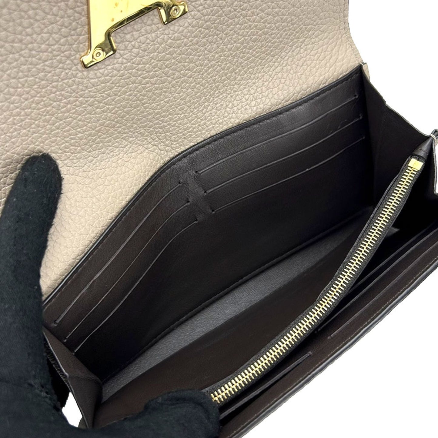 Louis Vuitton Capucines  Leather Wallet  ()