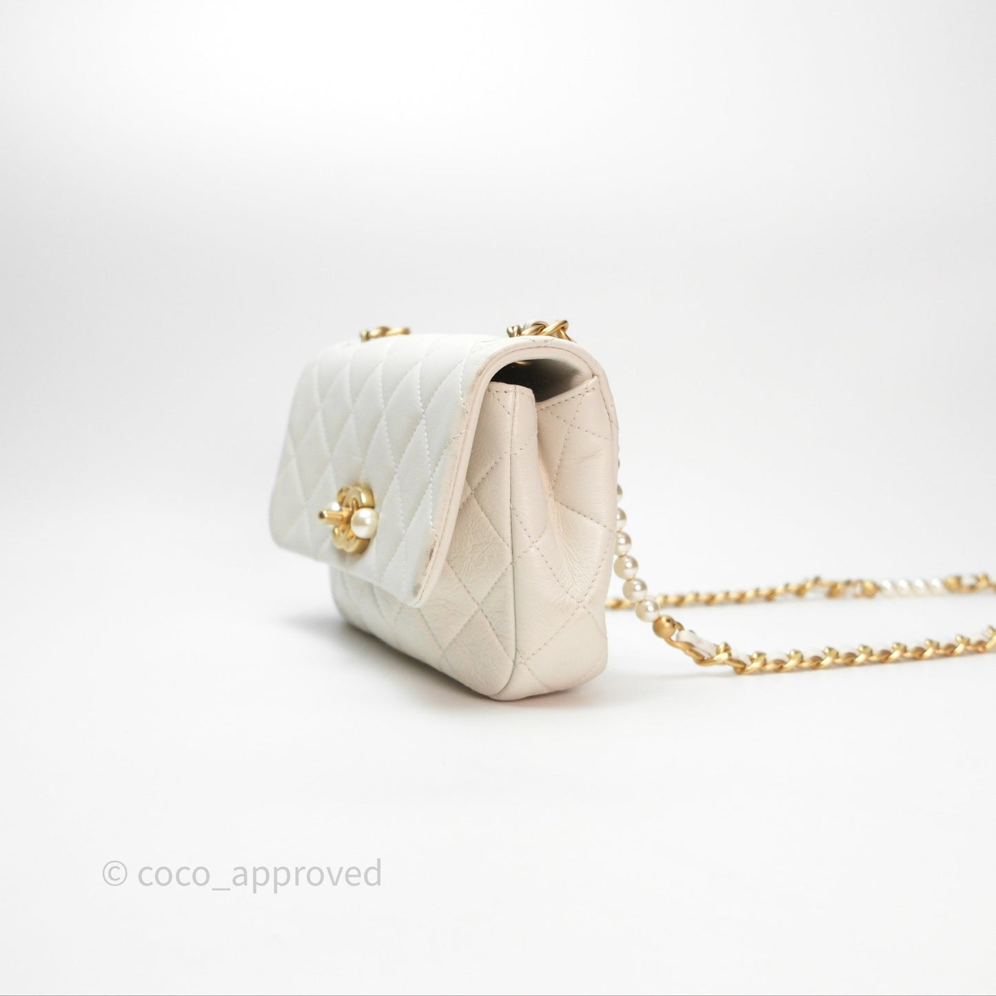 Chanel Quilted Pearl Flap Bag White Shiny Crumpled Calfskin Aged Gold Hardware 22C