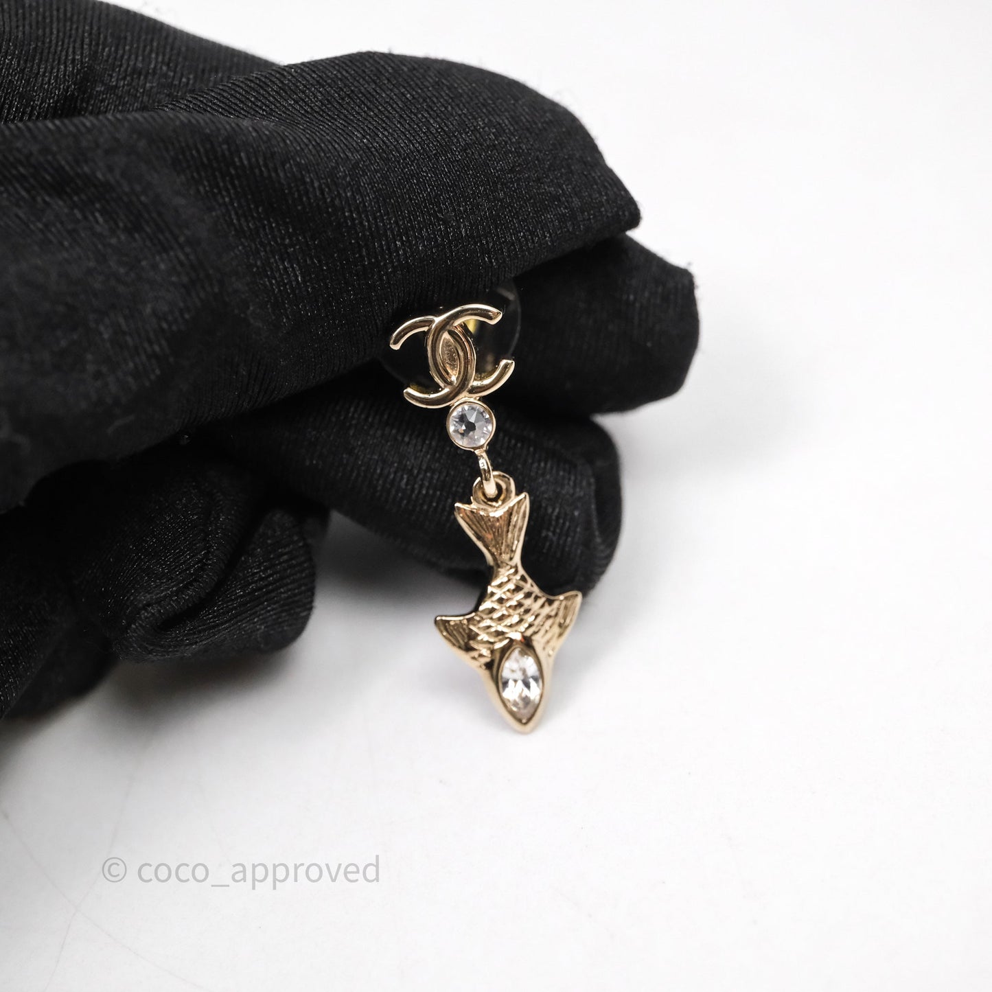 Chanel CC Crystals Shell Fish Drop Earrings Gold Tone 25C