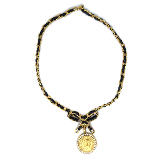 Luxury Chanel Bow Medallion Rhinestone Pendant Necklace 95P