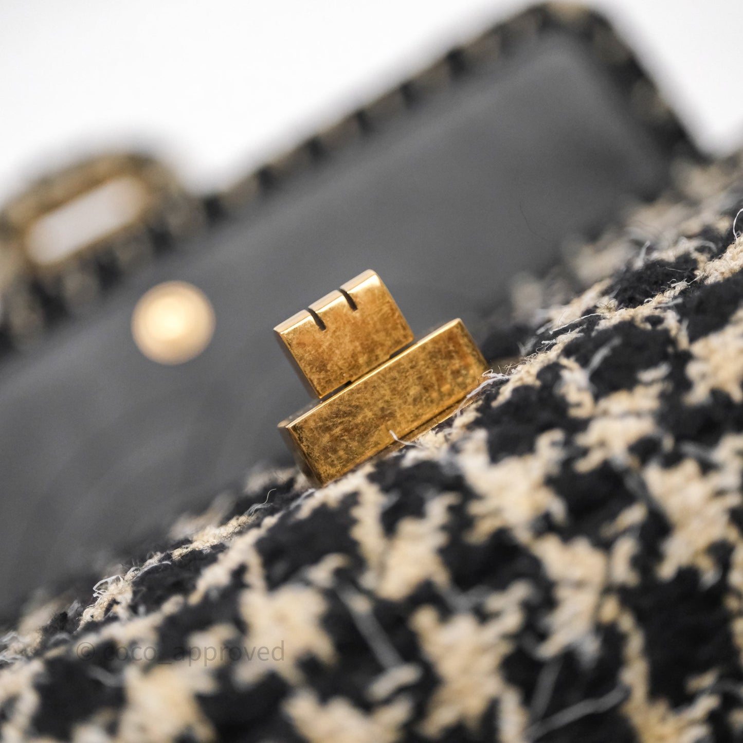 Chanel Reissue 225 Black Beige Houndstooth Tweed Antique Gold Hardware
