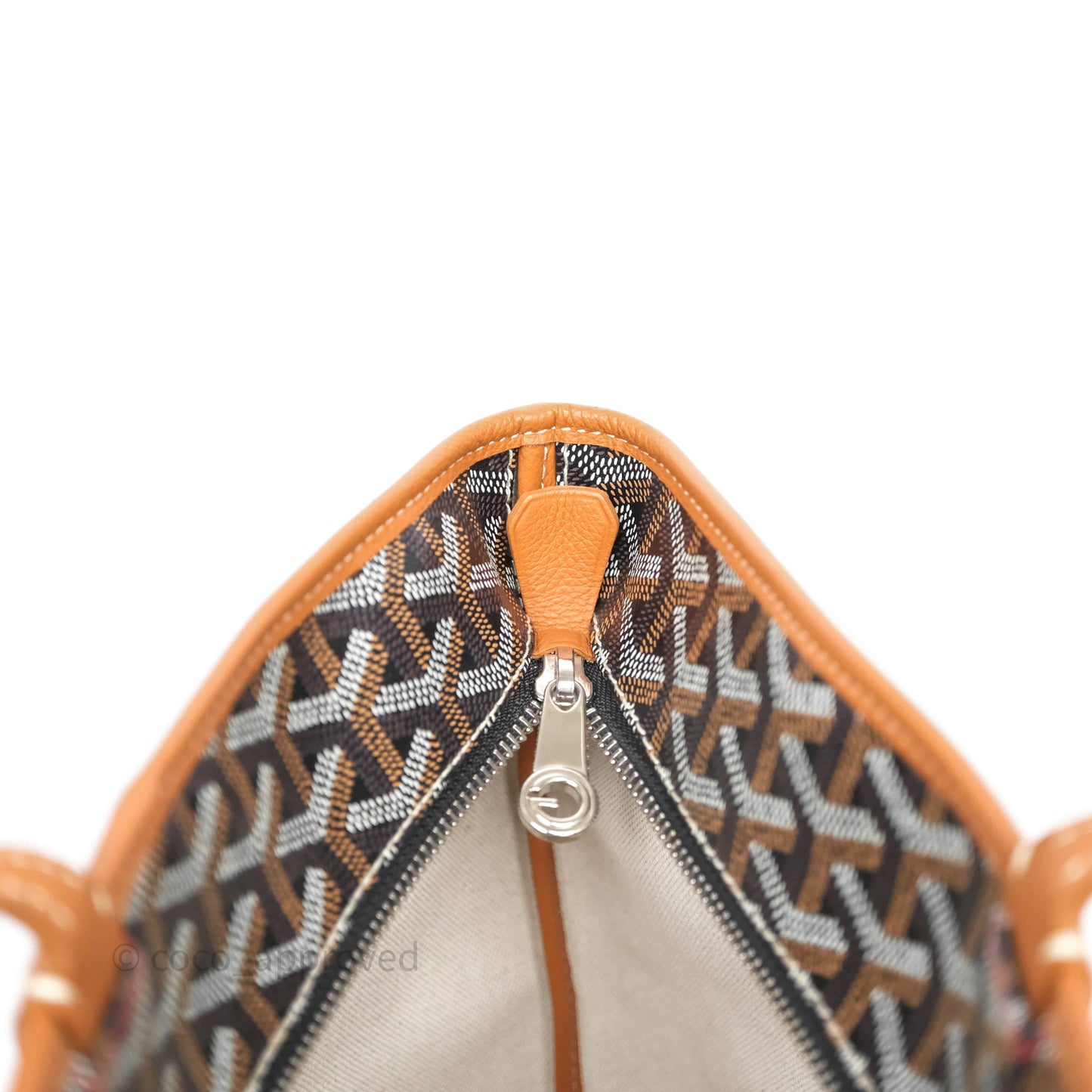 Goyard Artois Tote MM Goyardine Canvas⁣⁣⁣⁣⁣⁣⁣⁣⁣⁣⁣⁣⁣⁣⁣⁣⁣⁣⁣⁣ Tan/Black