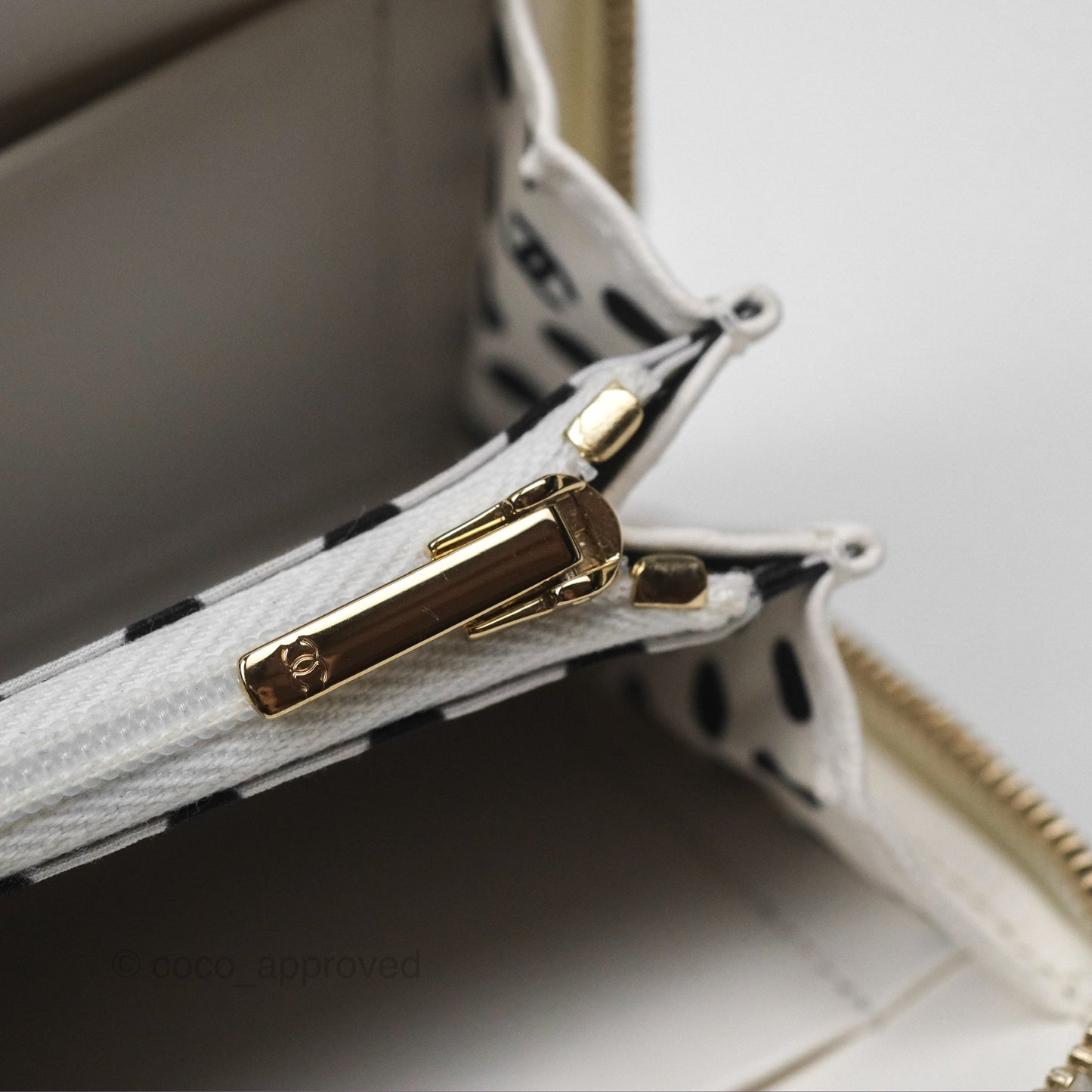 Chanel Pearl CC Zipped Coin Purse White Lambskin Gold Hardware