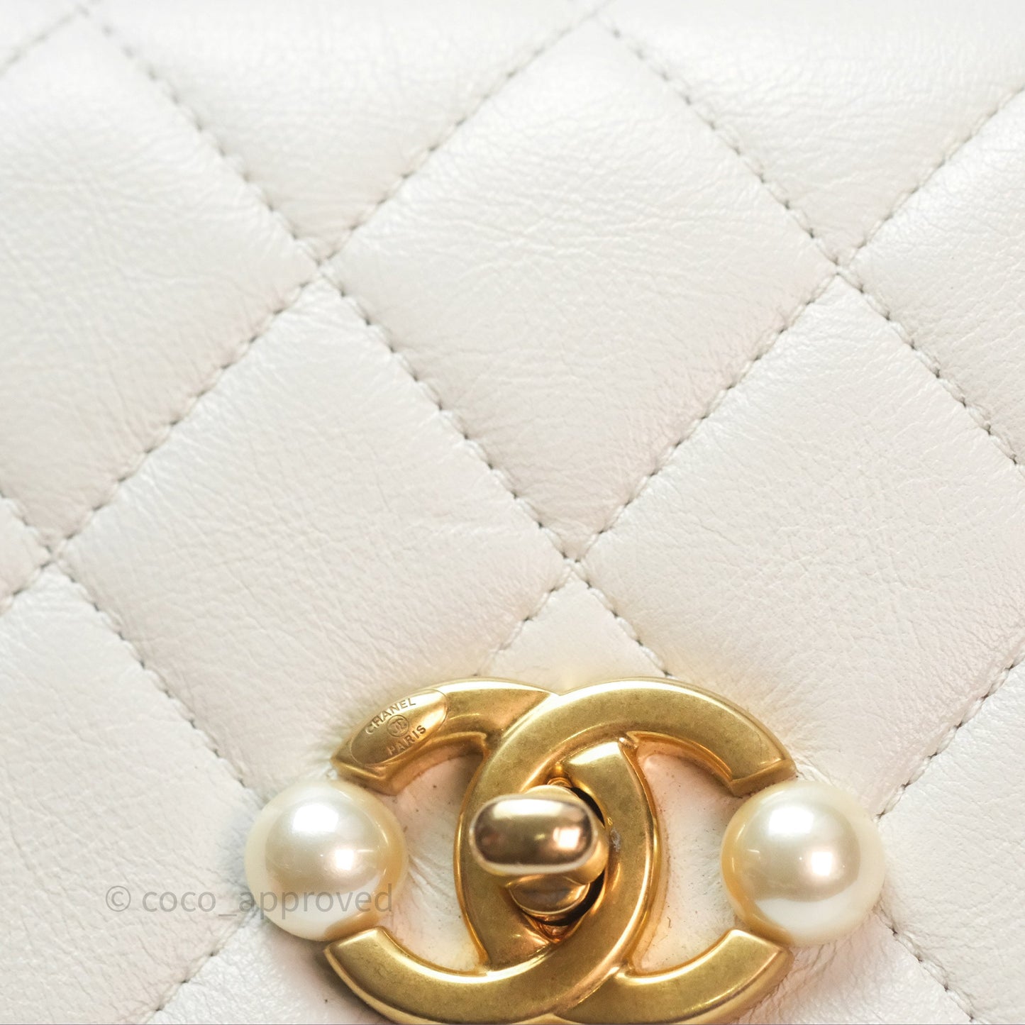 Chanel Quilted Pearl Flap Bag White Shiny Crumpled Calfskin Aged Gold Hardware 22C