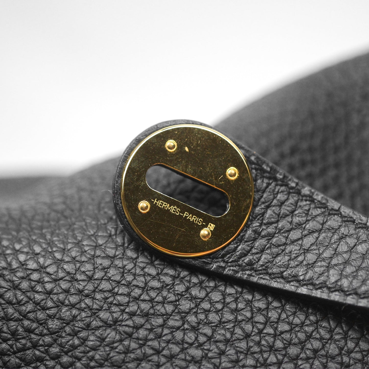 Hermès Lindy 26 Black Noir 89 Clemence Gold Hardware