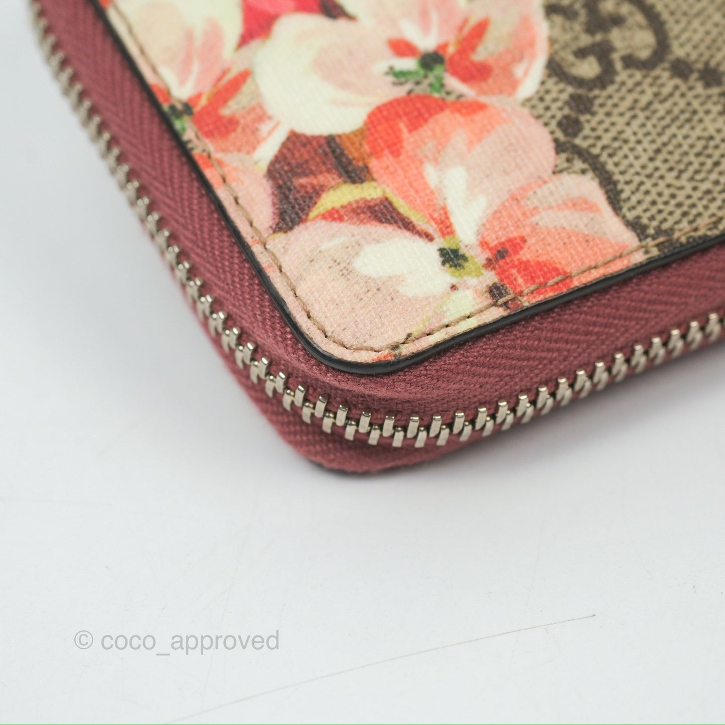 Gucci GG Supreme Blooms Zip Around Card Case Wallet