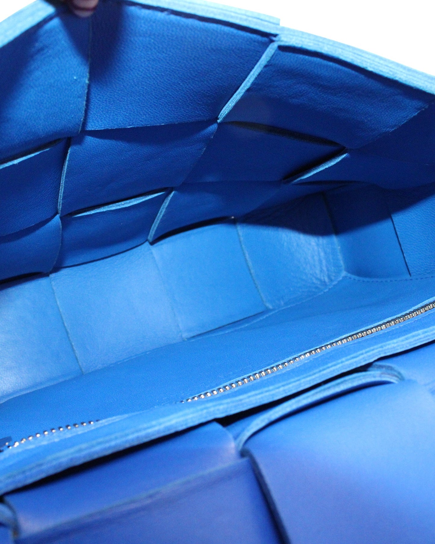 Luxury Bottega Veneta Cassette Bag in Blue Lambskin Leather