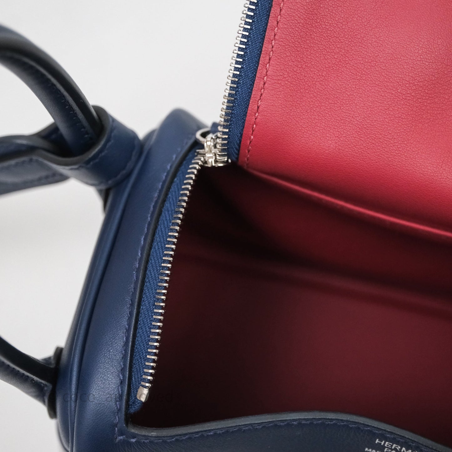 Hermès Mini Lindy II 20 Bleu Navy 7U / Rouge Grenat K1 Swift Palladium Hardware