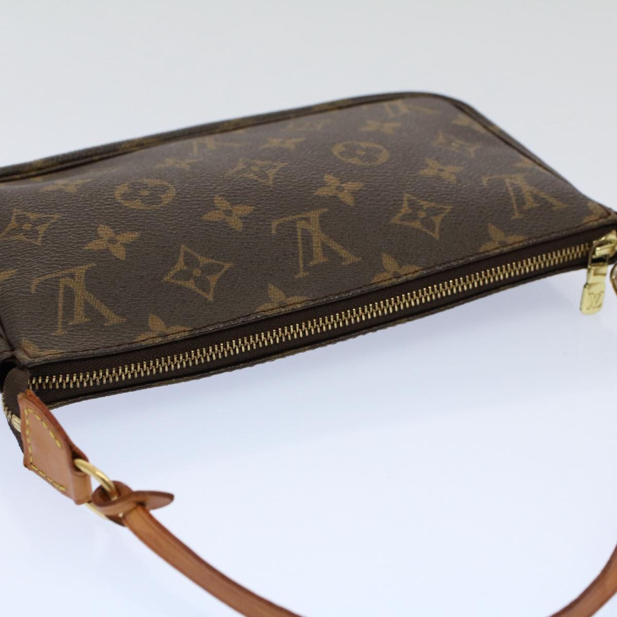 Louis Vuitton Pochette Accessoires  Leather Clutch Bag ()