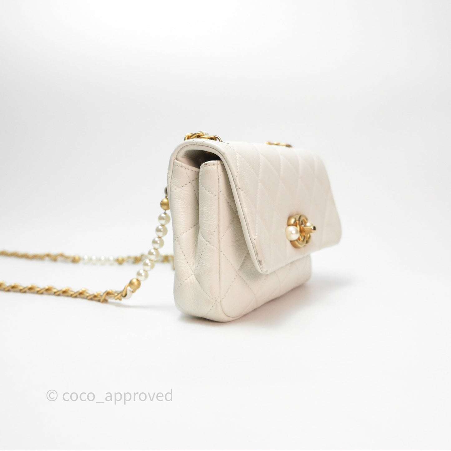 Chanel Quilted Pearl Flap Bag White Shiny Crumpled Calfskin Aged Gold Hardware 22C