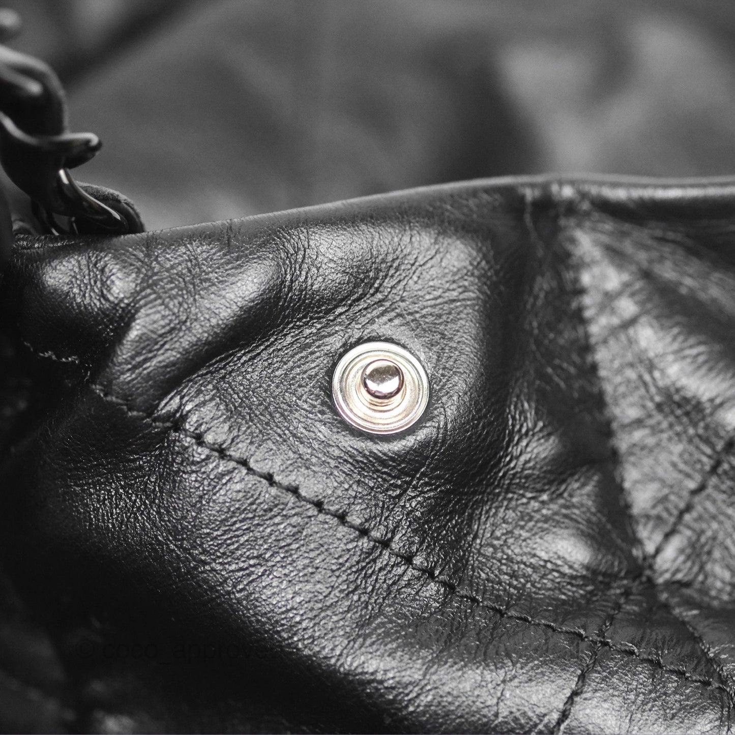 Chanel 22 Bag Medium Black Calfskin So Black Hardware