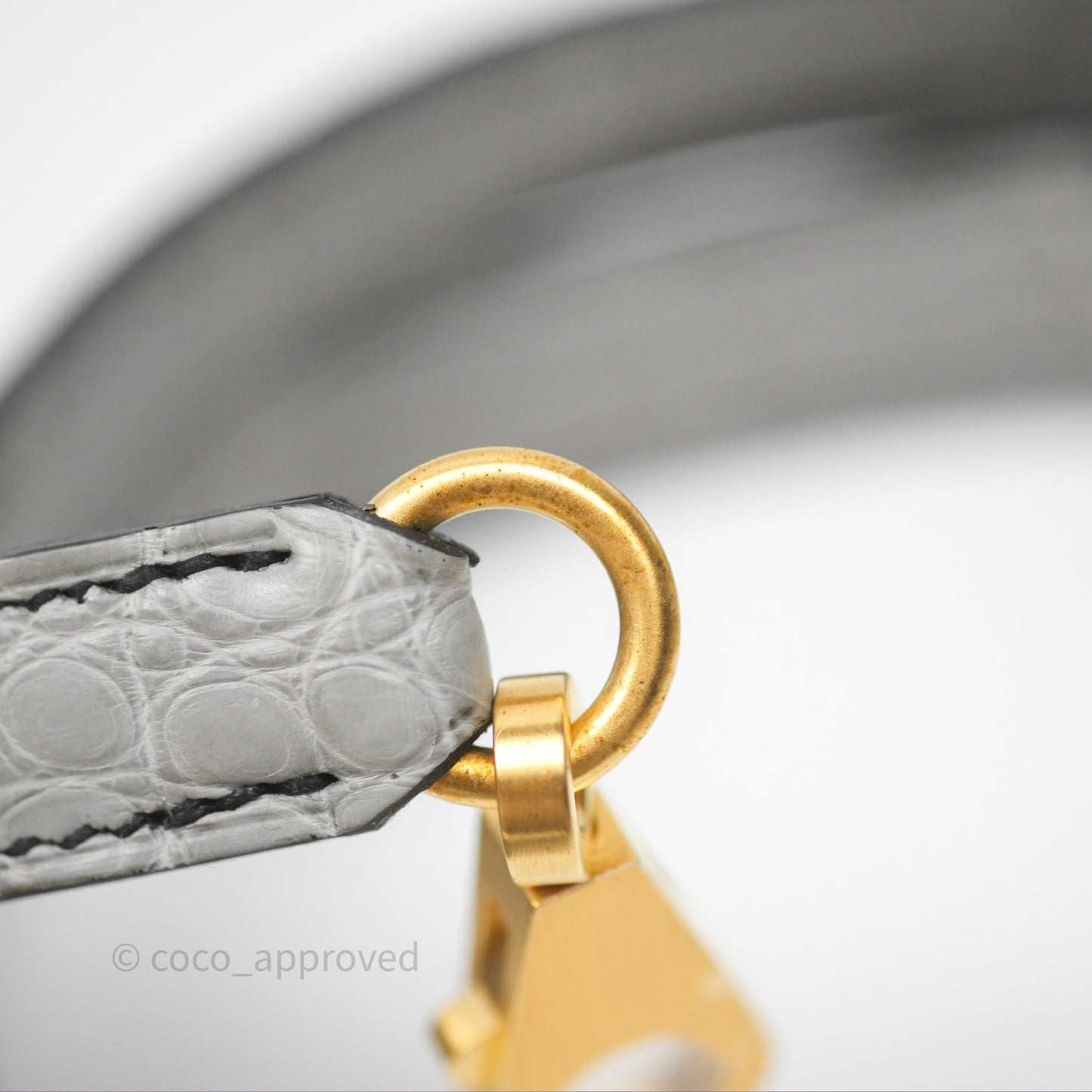 Hermès Retourne Kelly 25 Alligator Perso Noir 89 / Gris Mouette 4Z Brushed Gold Hardware