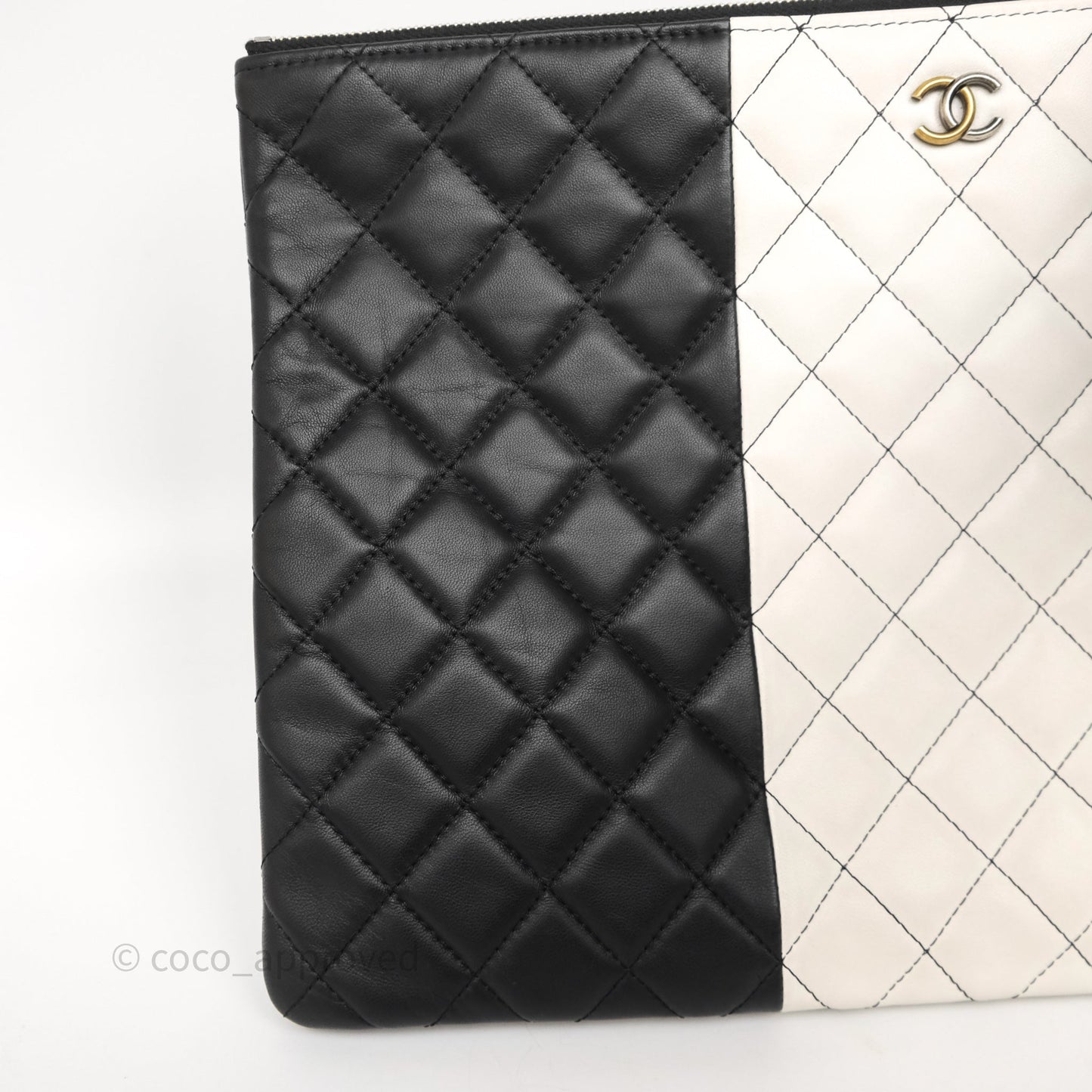 Chanel Classic Zipper O Case Black/ White Gold Hardware