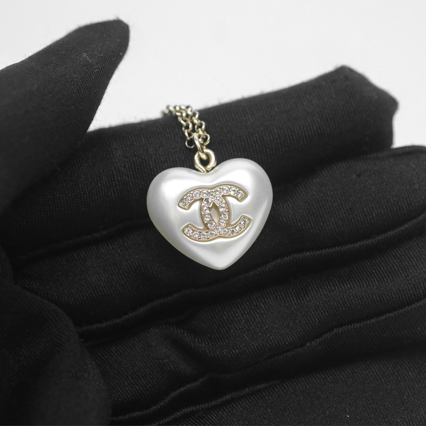Chanel Crystal CC Pearl Heart Pendant Necklace Gold Tone 21B