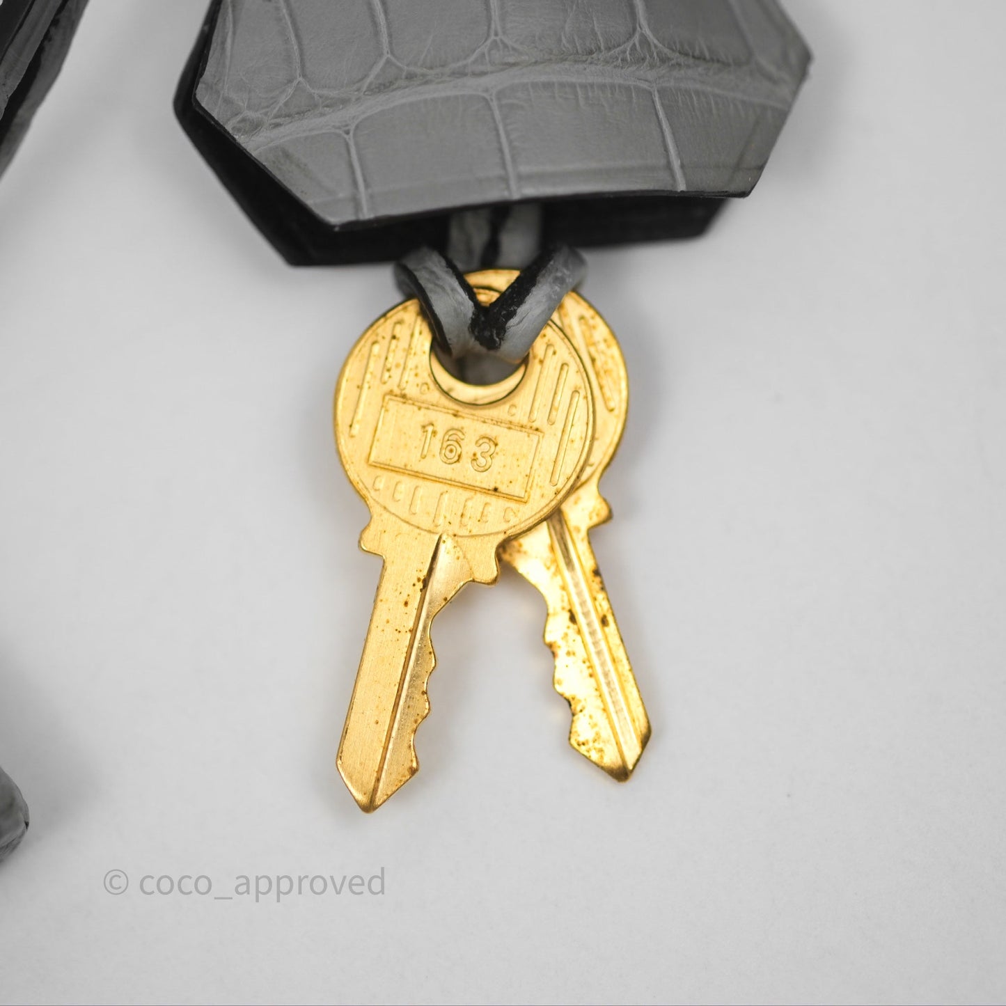 Hermès Retourne Kelly 25 Alligator Perso Noir 89 / Gris Mouette 4Z Brushed Gold Hardware