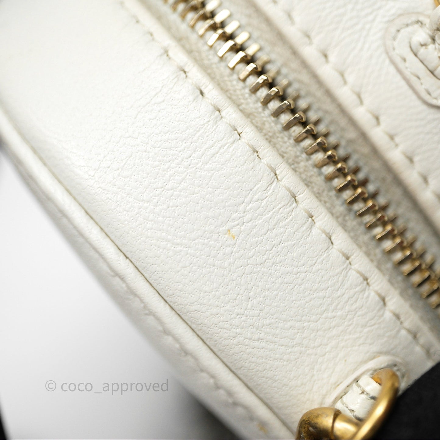 Chanel 19 Round Clutch With Chain White Calfskin Mixed Hardware