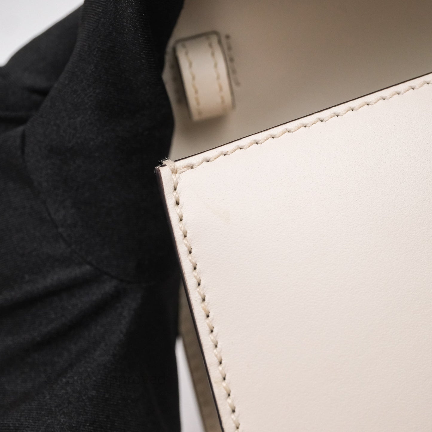 Gucci Mini Sylvie Top Handle White Calfskin Shoulder Bag⁣ ⁣⁣⁣⁣⁣⁣⁣⁣⁣⁣⁣⁣⁣⁣⁣⁣With Strap