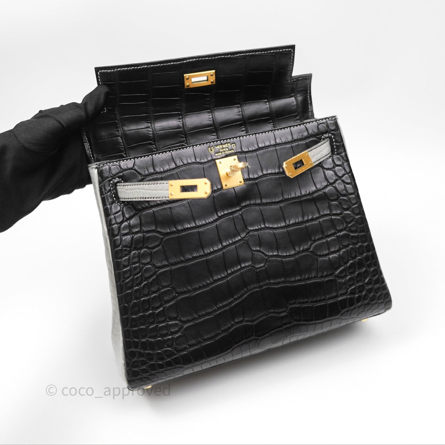 Hermès Retourne Kelly 25 Alligator Perso Noir 89 / Gris Mouette 4Z Brushed Gold Hardware