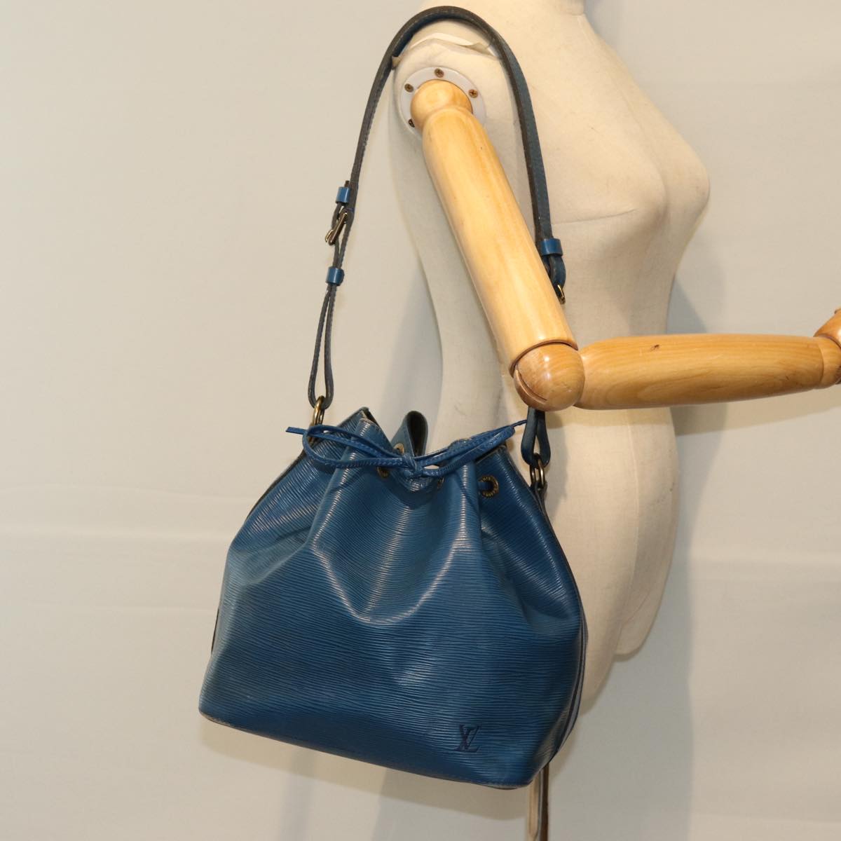LOUIS VUITTON Epi Petit Noe Shoulder Bag Blue M44105 LV 74515