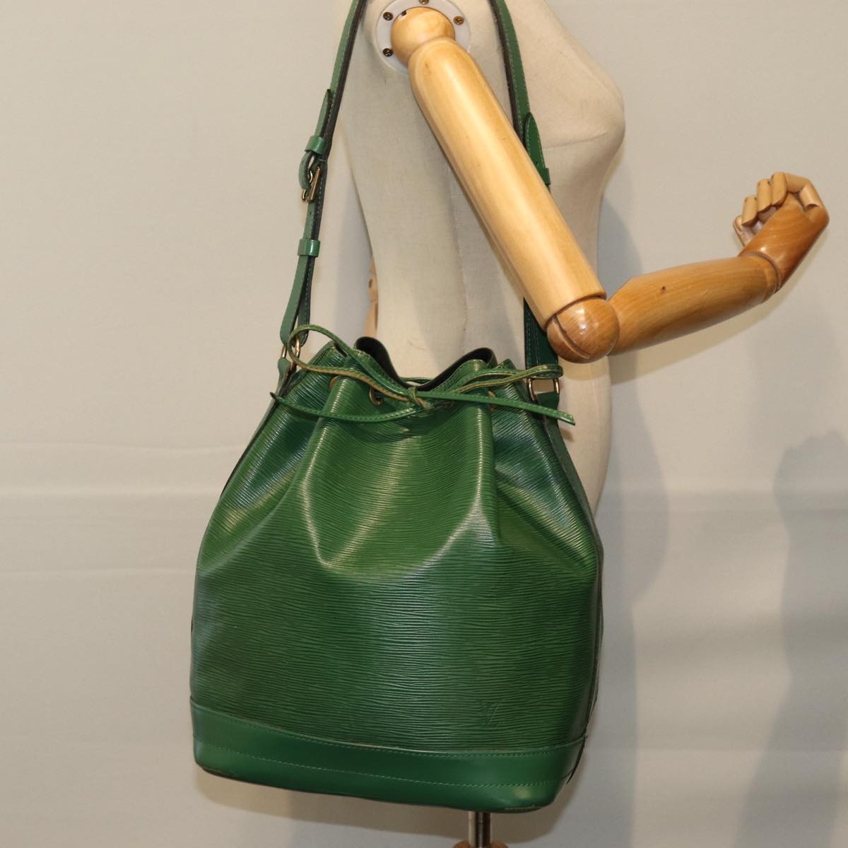 LOUIS VUITTON Epi Noe Shoulder Bag Green M44004 LV 75185