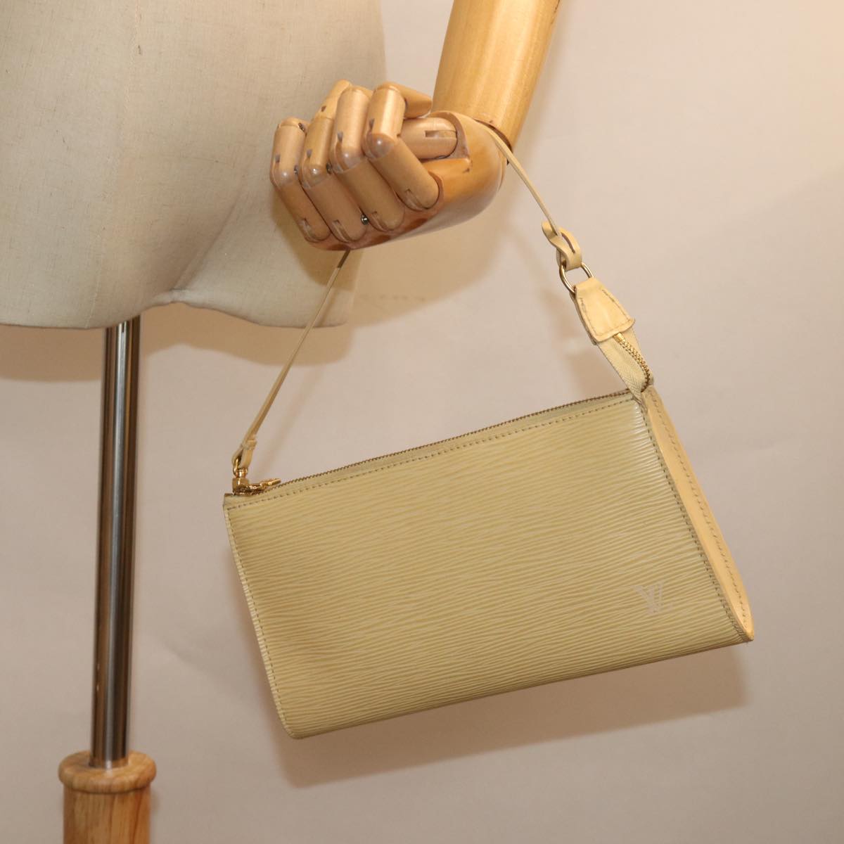 LOUIS VUITTON Epi Pochette Accessoires Pouch Vanilla M5294A LV 75461