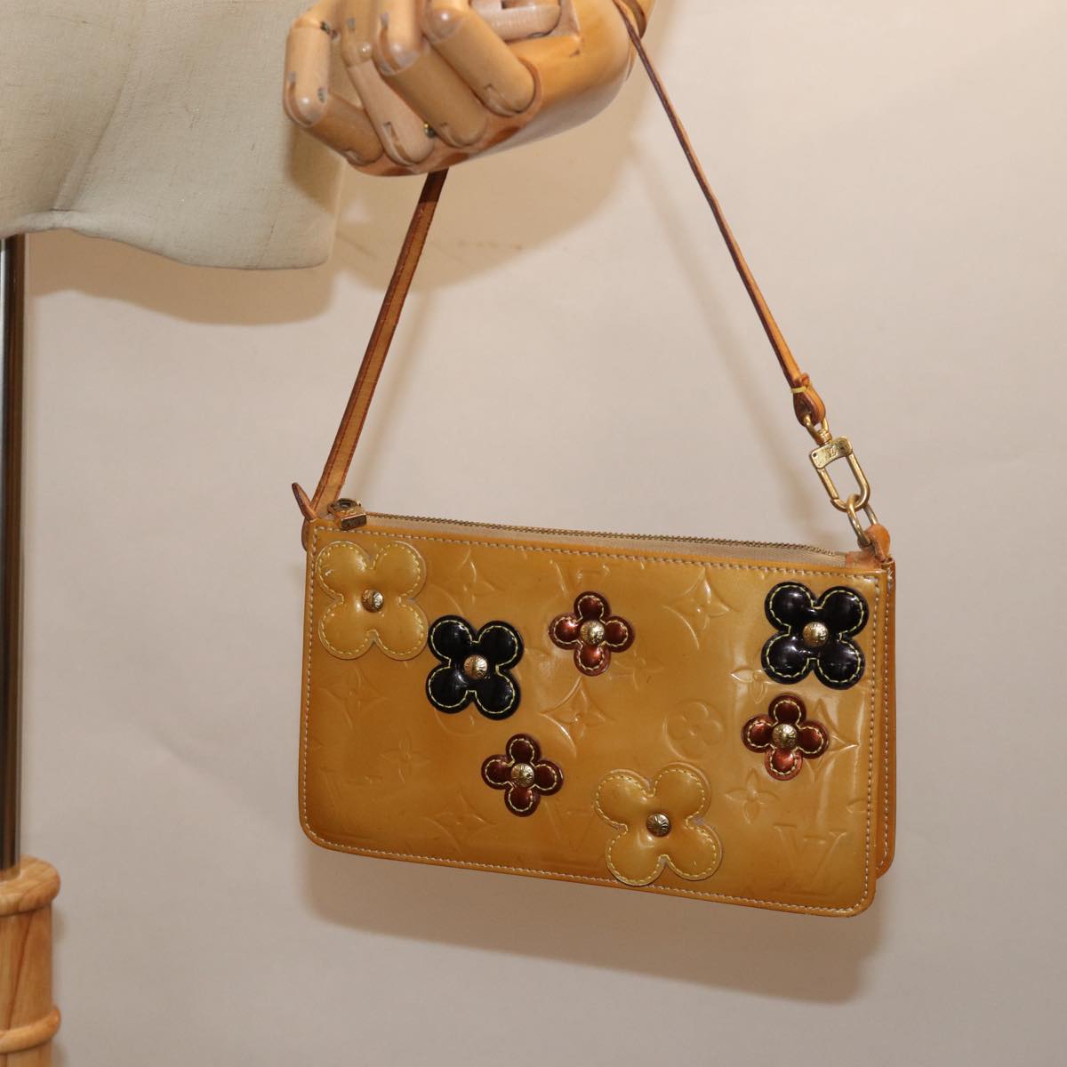 LOUIS VUITTON Monogram Vernis Lexington Pouch Flower Beige M92246 LV 75873