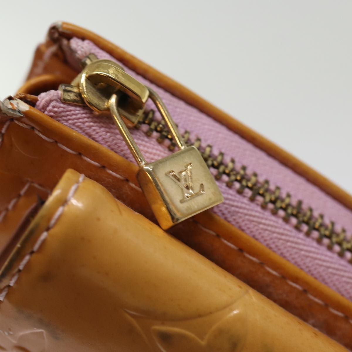 LOUIS VUITTON Monogram Vernis Motto Pouch Marshmallow Pink M91312 LV 75875