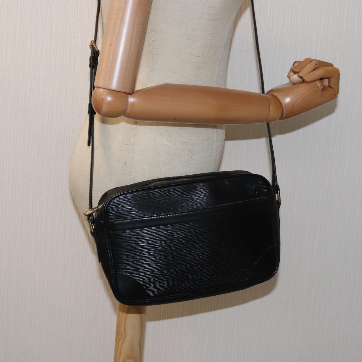 LOUIS VUITTON Epi Trocadero 23 Shoulder Bag Black M52302 LV 75879
