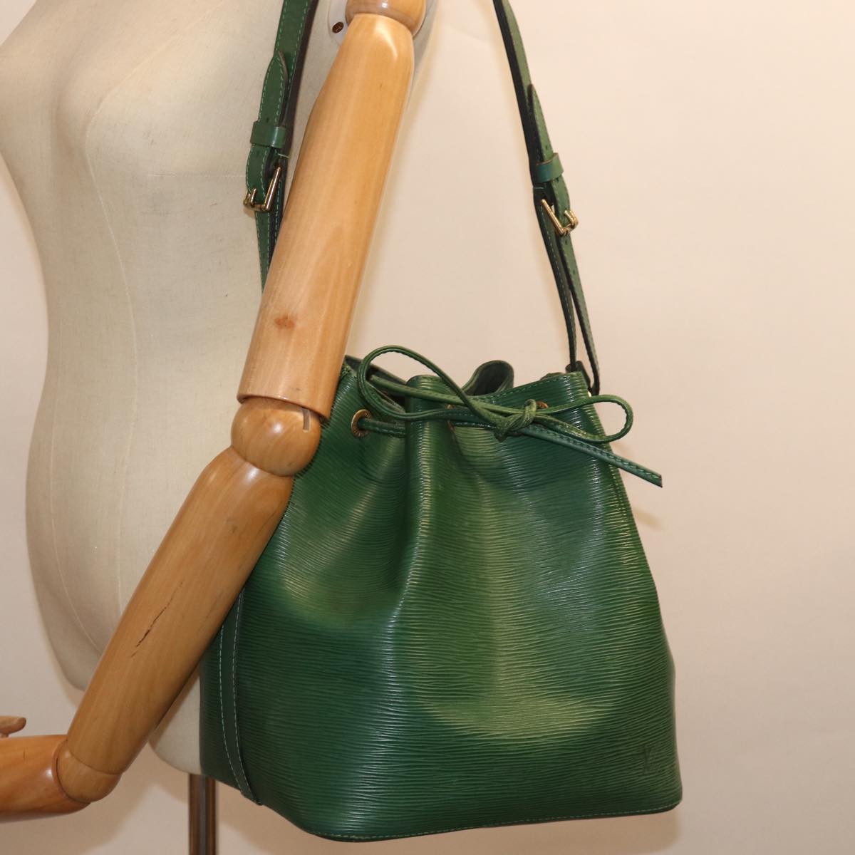 LOUIS VUITTON Epi Petit Noe Shoulder Bag Green M44104 LV 75947