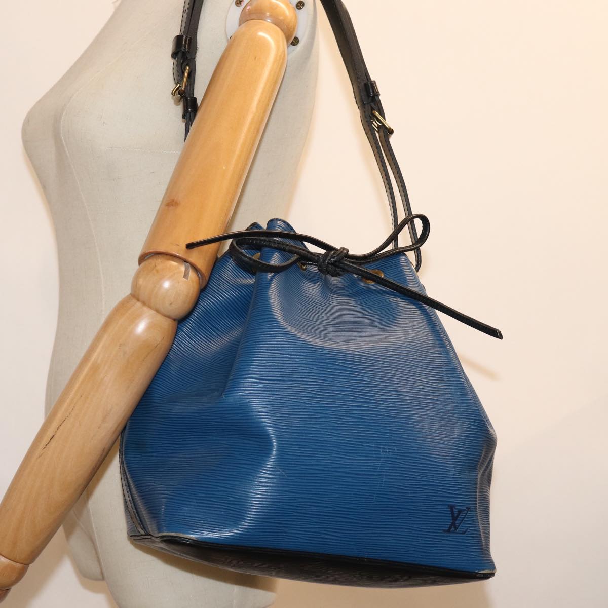 LOUIS VUITTON Epi Petit Noe Shoulder Bag Bicolor Black Blue M44152 LV 76067