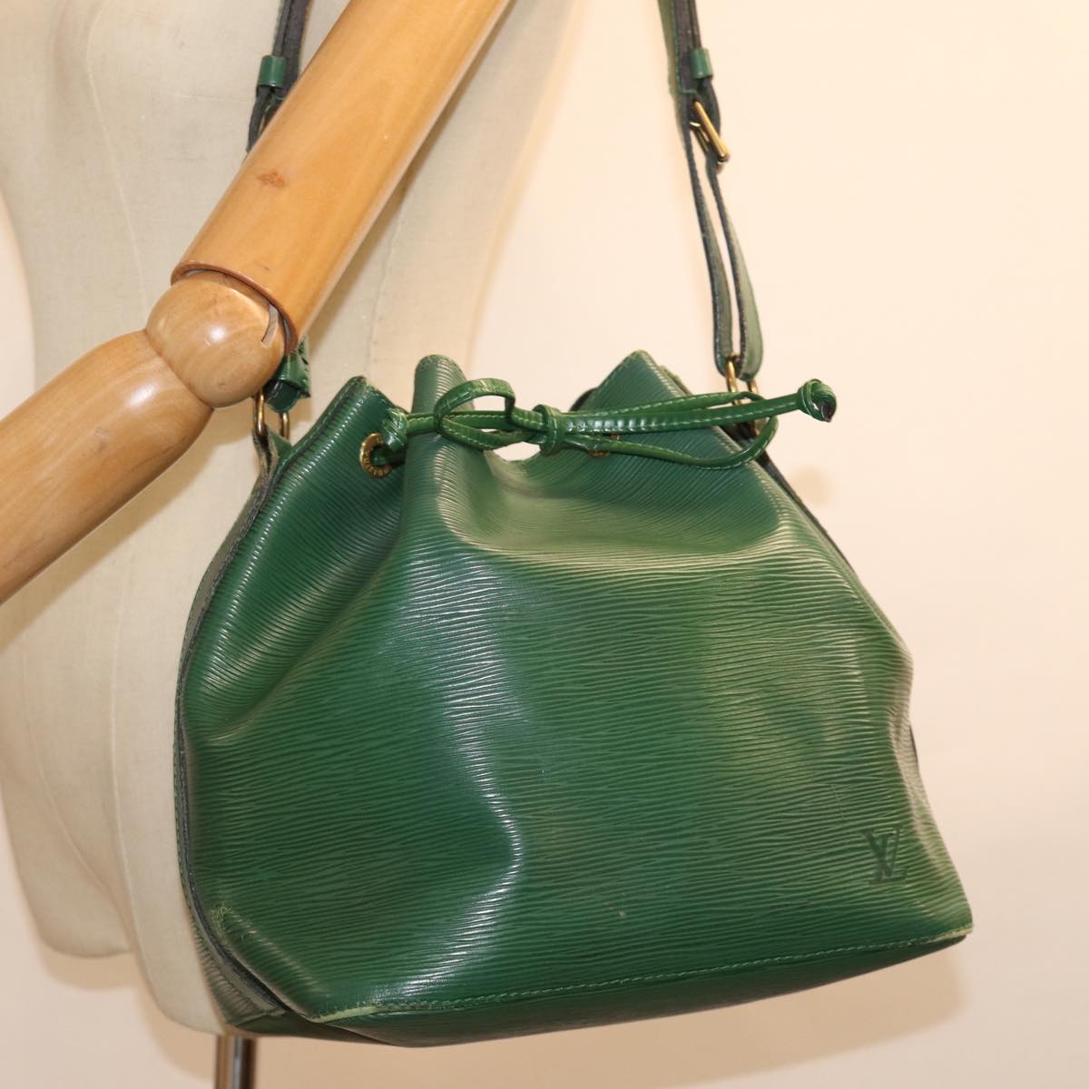 LOUIS VUITTON Epi Petit Noe Shoulder Bag Green M44104 LV 76937