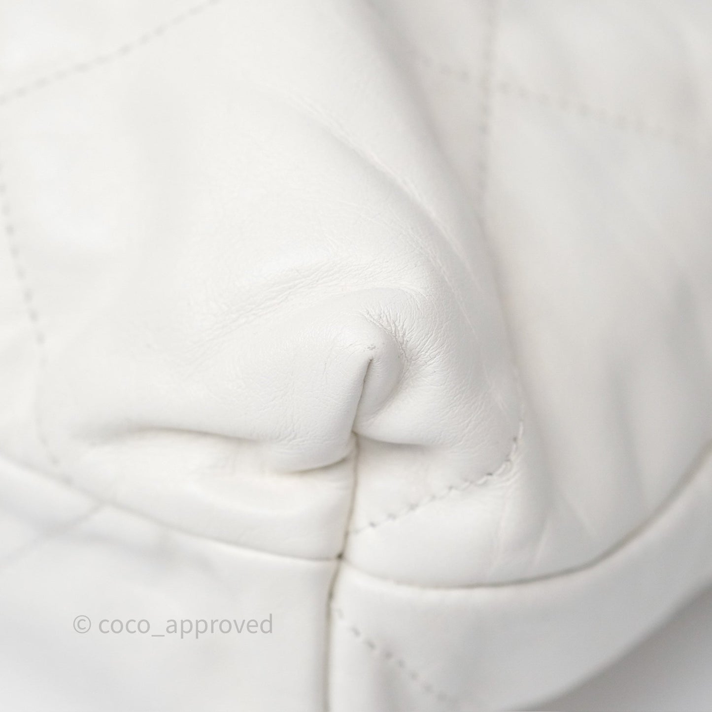 Chanel 22 Medium White Shiny Crumpled Calfskin Aged Gold Hardware