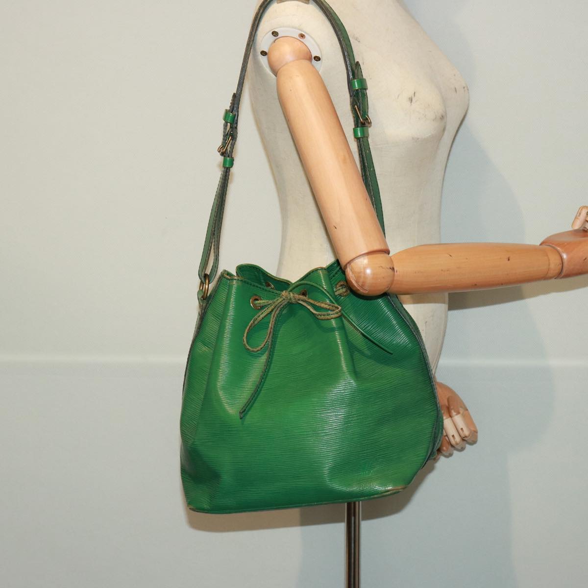 LOUIS VUITTON Epi Petit Noe Shoulder Bag Green M44104 LV 77895