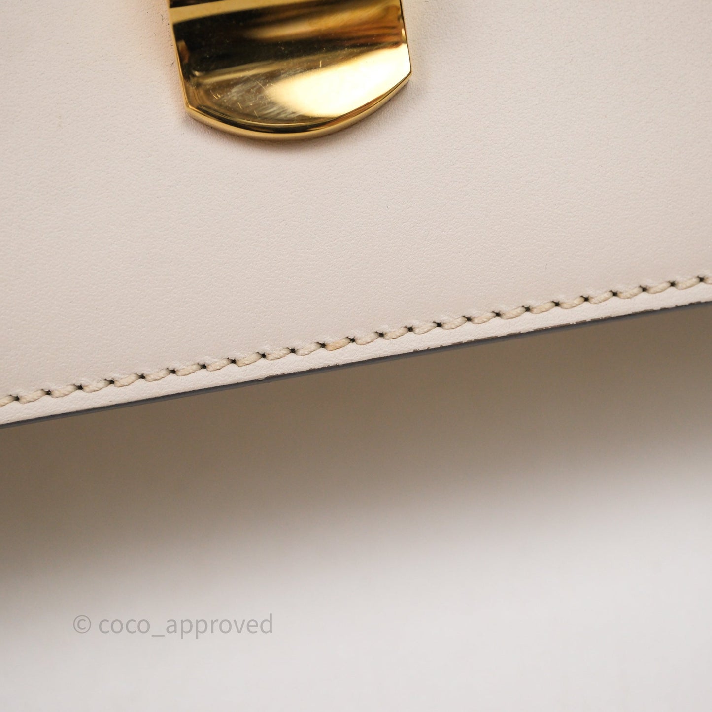 Gucci Mini Sylvie Top Handle White Calfskin Shoulder Bag⁣ ⁣⁣⁣⁣⁣⁣⁣⁣⁣⁣⁣⁣⁣⁣⁣⁣With Strap