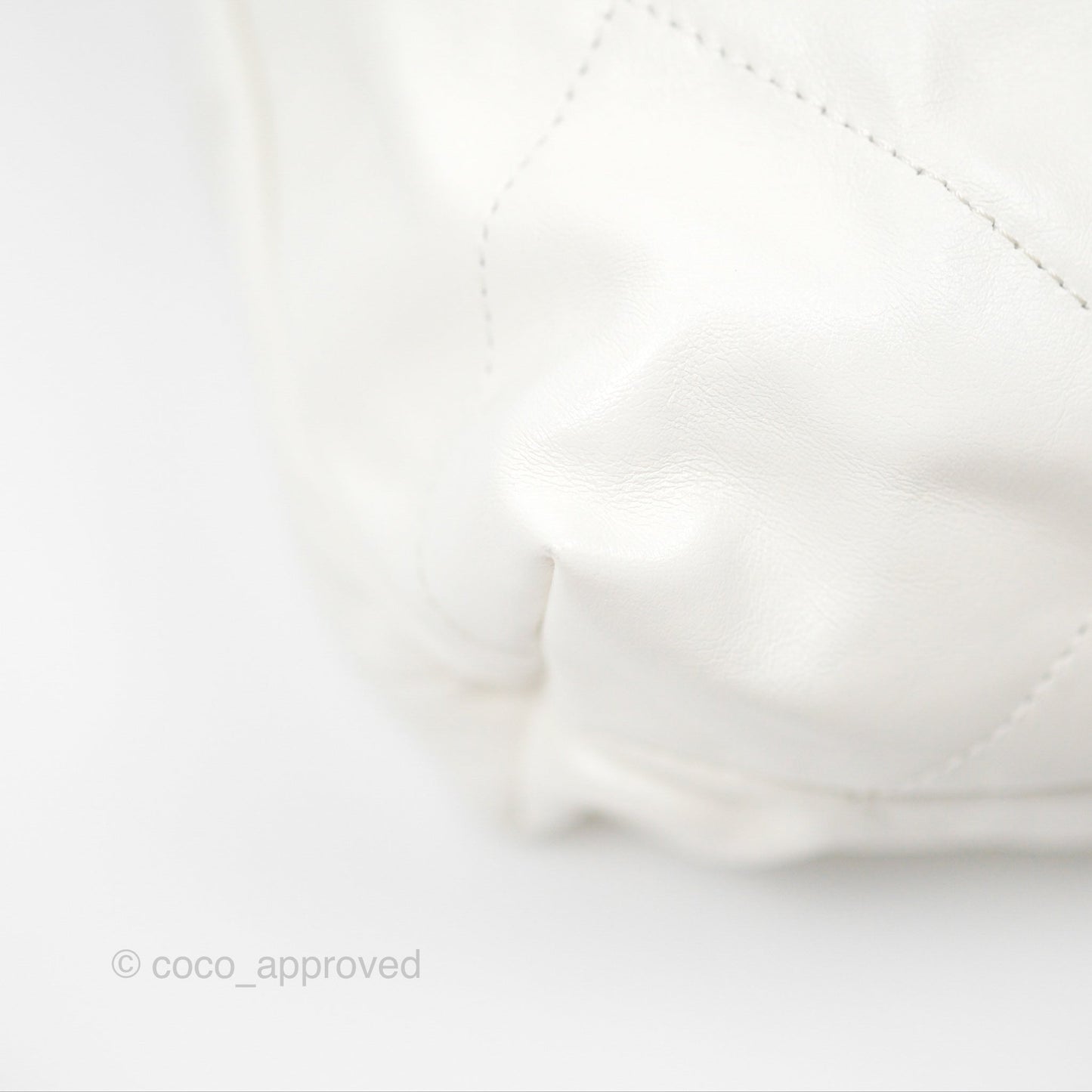 Chanel 22 Medium White Shiny Calfskin Aged Gold Hardware
