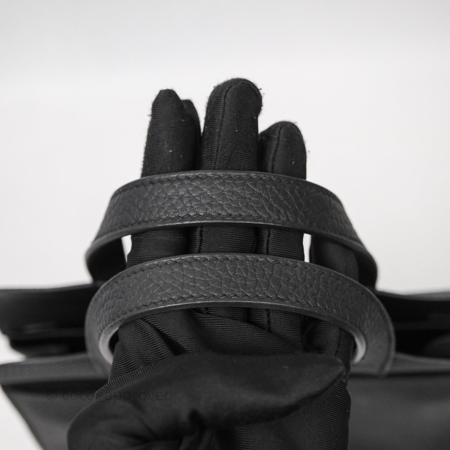 Hermès Halzan 25 Taurillon Clemence 89 Noir Gold Hardware