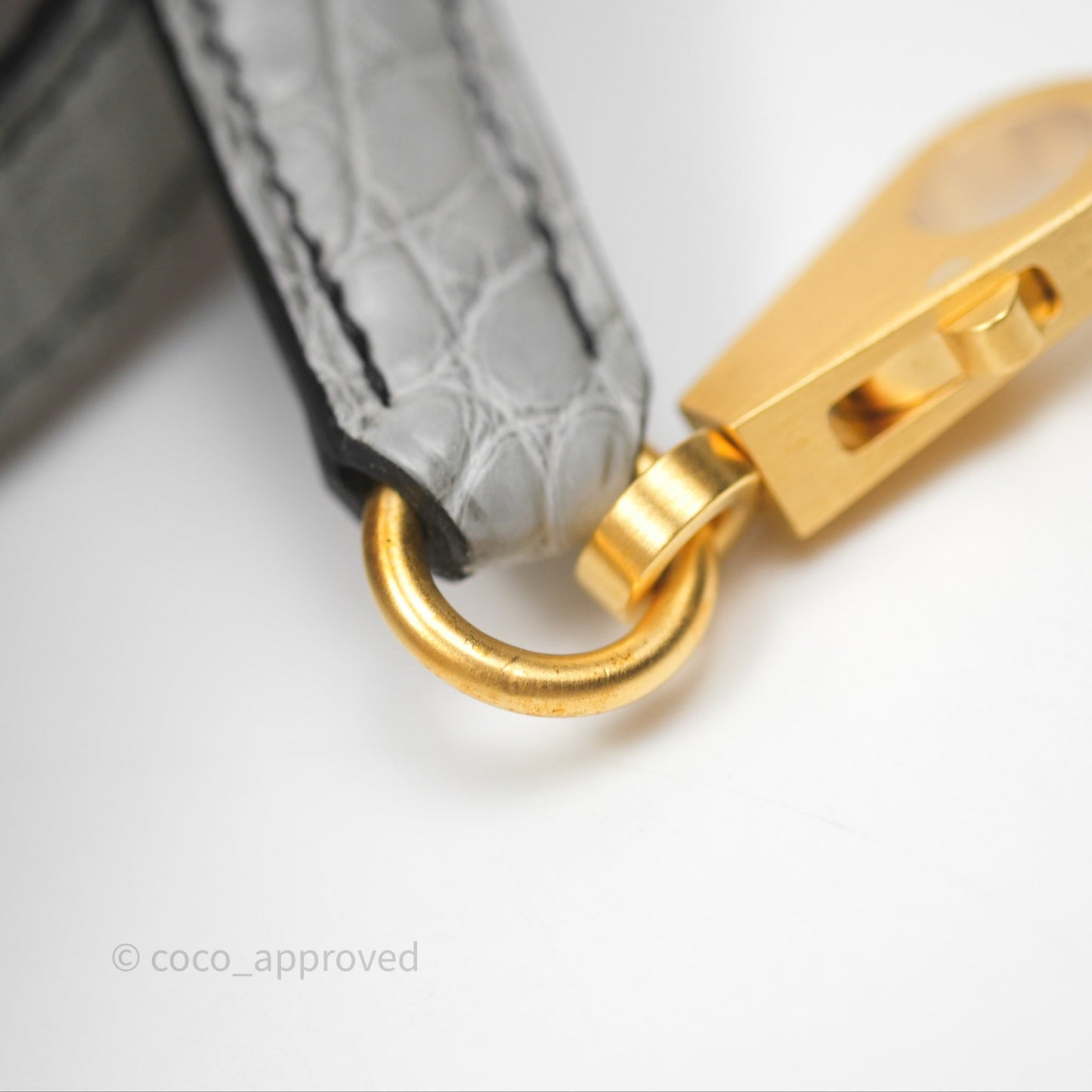Hermès Retourne Kelly 25 Alligator Perso Noir 89 / Gris Mouette 4Z Brushed Gold Hardware