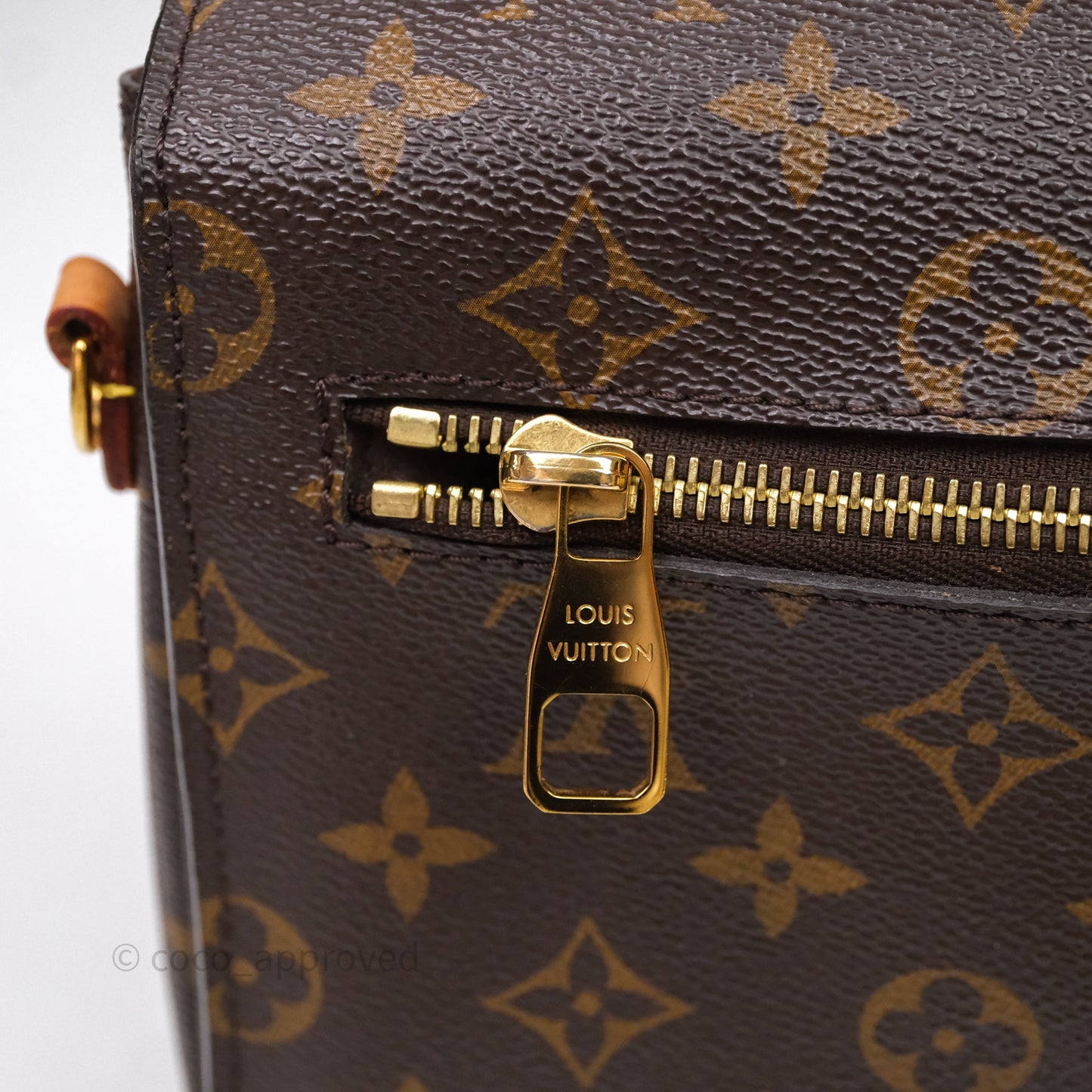 Louis Vuitton Pochette Metis Monogram Canvas