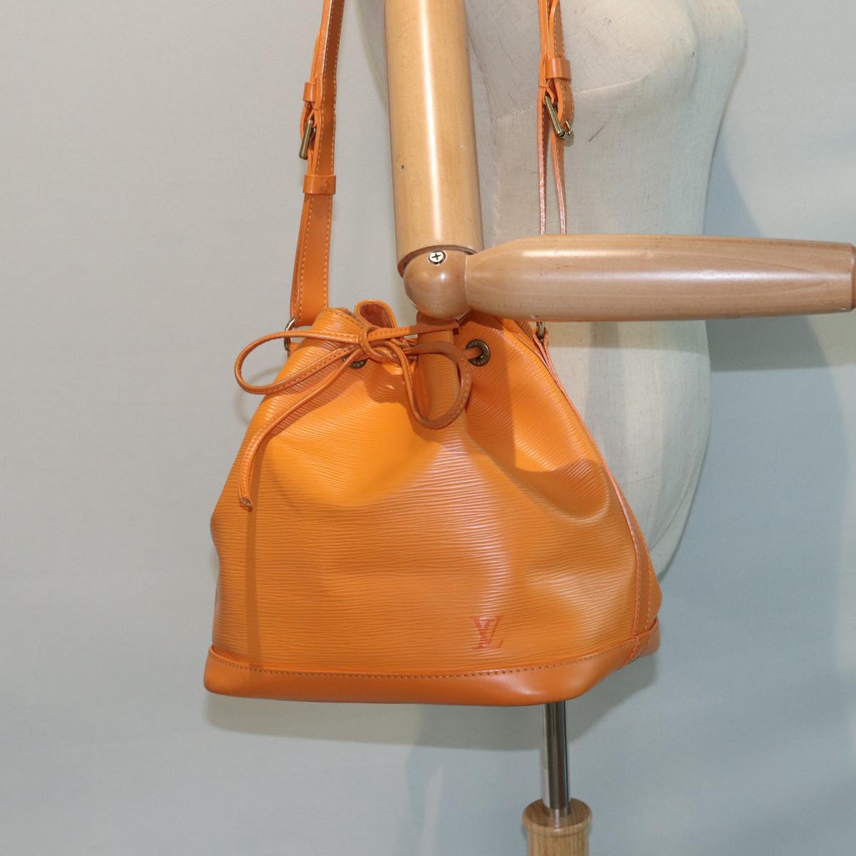 LOUIS VUITTON Epi Petit Noe Shoulder Bag Orange Mandarin M5901H LV 87364