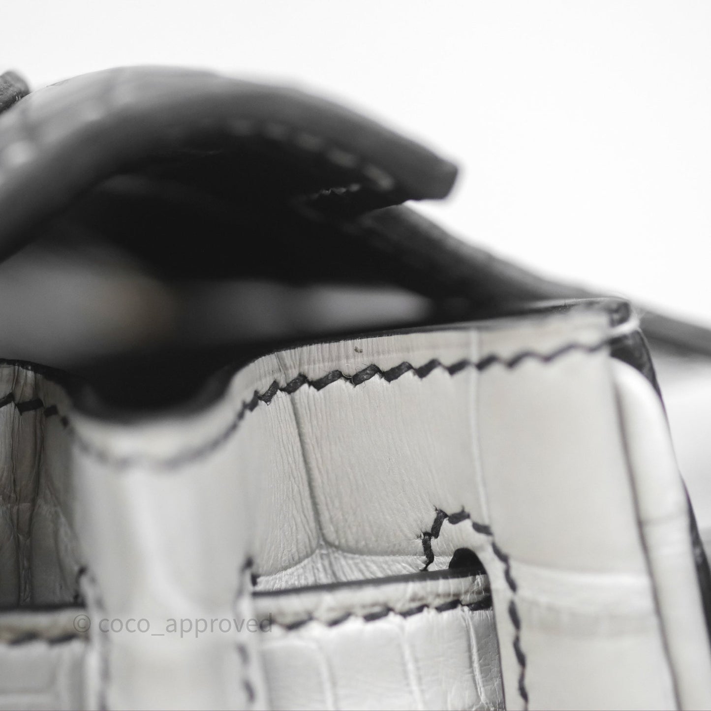 Hermès Retourne Kelly 25 Alligator Perso Noir 89 / Gris Mouette 4Z Brushed Gold Hardware